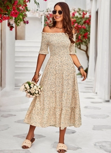 Detail eines schulterfreien Blumenkleids mit Puffärmeln und tailliertem A-Linien-Schnitt