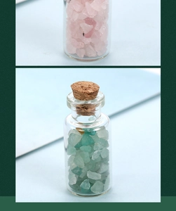 Detail von rosa und grünen Kristallsteinen in Wunschflaschen aus Glas mit Korken