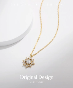 Vue détaillée d'un collier avec pendentif flocon de neige doré et zircons brillants
