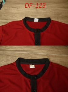 Détail du col contrasté noir et de la texture gaufrée en polyester sur la chemise rouge