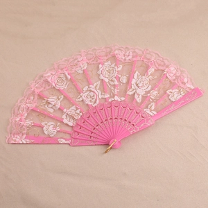 Détail de l'éventail en dentelle rose avec motifs dorés et monture en plastique sculpté