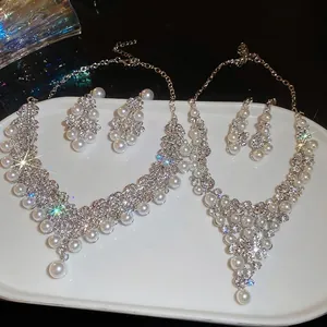 Ensemble bijoux luxe perles et strass avec collier floral et boucles pour mariée