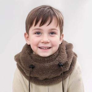 Gros plan d'un tour de cou en peluche marron pour enfants avec cordon réglable