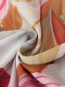 Détail macro d'un tissu imprimé léger avec des motifs abstraits de vagues multicolores