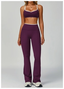 Set yoga viola scuro con bordo bianco a contrasto e pantaloni svasati a vita alta