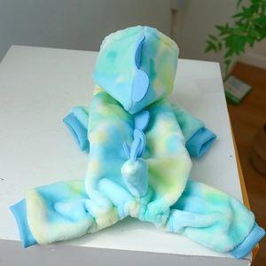 Detail van dinosaurus-thema huisdier onesie in blauw en geel tie-dye fleece