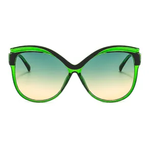 Occhiali da sole vintage oversize cat-eye con montatura verde trasparente e lenti sfumate