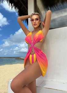 Detail des rosa Farbverlauf-Mesh-Bikinis mit Strass-Herz und passendem Strand-Überwurf