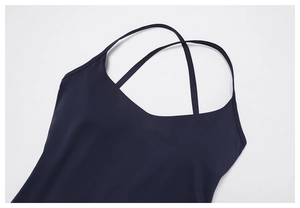 Dettaglio del reggiseno sportivo blu navy con scollo a V e spalline incrociate