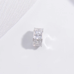 Makroaufnahme der S925 Sterlingsilber Perle mit quadratischen Zirkoniasteinen besetzt