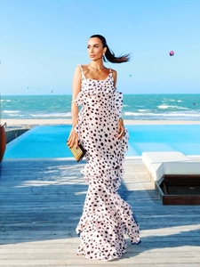 Eleganter Tupfen-Maxikleid mit gestuften Rüschen für einen edlen Sommer-Urlaubslook