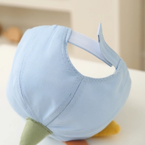 Gros plan sur la fermeture velcro réglable et le tissu en coton de la casquette bleue
