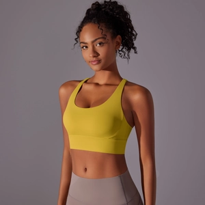 Dettaglio del reggiseno sportivo giallo zenzero con incrocio posteriore e tessuto spazzolato