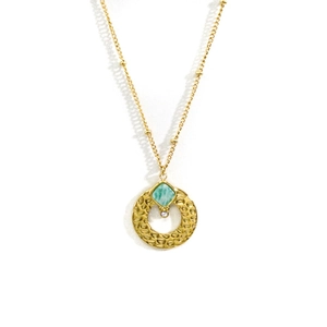 Dettaglio della collana placcata oro 14k con turchese e pendente rotondo effetto martellato