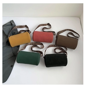 Dettagli di cinque borse a cilindro in vari colori con tracolle maculate alla moda