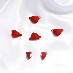 Dettaglio delle chiusure magnetiche rosse opache a forma di cuore per creazione gioielli