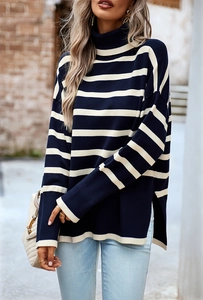 Detailansicht eines gestreiften Rollkragenpullovers mit seitlichem Schlitz in Marine und Beige