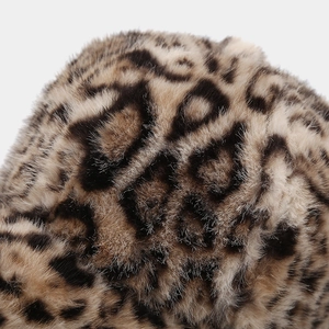 Detailansicht der flauschigen Leoparden-Plüschtextur auf einer modischen Winterkappe