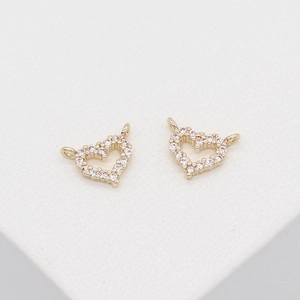 Detail von zwei 14k vergoldeten Herzverbindern mit Zirkonia für DIY-Schmuckherstellung