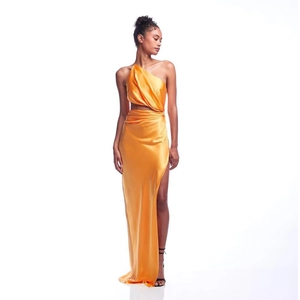 Détail d'une robe en satin orange avec épaule dénudée et découpe à la taille