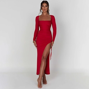 Détail de robe rouge à encolure carrée avec cordon de serrage et fente latérale