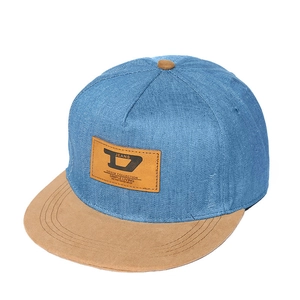 Cappellino snapback in denim blu con visiera in pelle scamosciata marrone e logo per uomo e donna