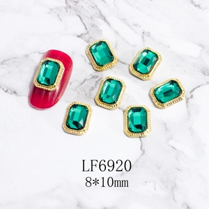 Primer plano de gema rectangular verde esmeralda para uñas 8x10mm con marco metálico dorado