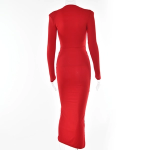 Robe longue rouge à manches longues vue de dos montrant le tissu élastique et la coupe