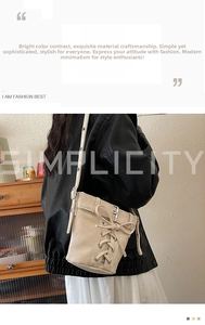 Détail du sac seau en toile beige avec design à lacets croisés et finitions argentées