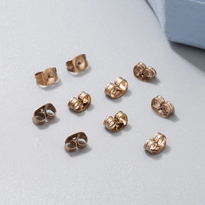 Détails macro de fermoirs papillon en acier inoxydable plaqué or 18 carats sur gris