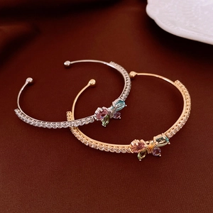 Détails macro de bracelets papillon en argent et or avec incrustation de zircon coloré