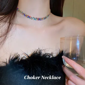 Collana choker scintillante con strass multicolori indossata da modella in stile party