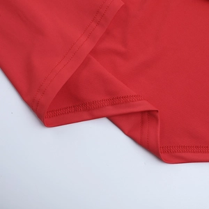 Gros plan détaillé sur les coutures doubles de l'ourlet d'une robe de soirée rouge