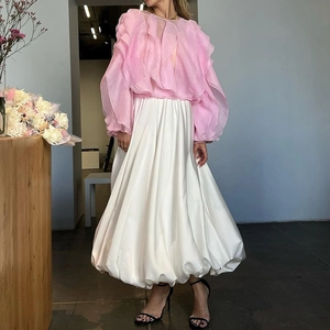 Detail van roze organza top met ruches en een volumineuze witte plooirok dames