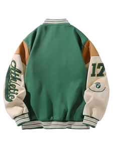 Détail des broderies athlétiques et écussons vintage sur cette veste de baseball