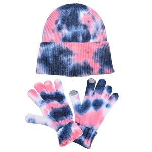 Detailansicht von Batik-Strickmütze und Touchscreen-Handschuhen mit weicher Struktur