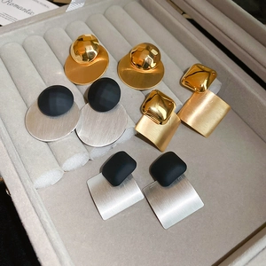 Set di orecchini geometrici minimalisti in metallo con design quadrato e tondo