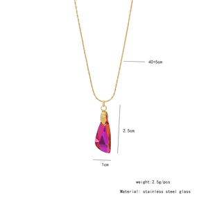 Détails du collier avec pendentif cœur en verre rose iridescent avec dimensions et matériaux