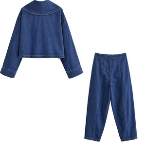 Vista posteriore di un set denim blu scuro con giacca corta e jeans a vita alta dritti