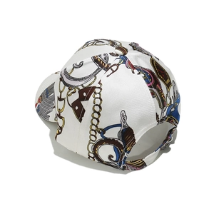 Draufsicht der weißen Baseballkappe mit Goldketten und luxuriösem Barockdruck