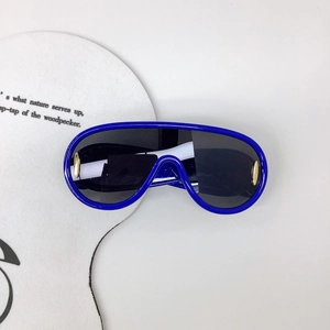 Détail de lunettes de soleil bleues pour enfants avec verres foncés et accents dorés