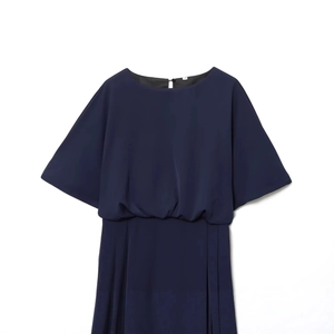 Robe midi bleu marine avec épaules tombantes et taille plissée sur fond blanc