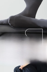 Detailed view of dark grey socks featuring 6x high elasticity and 3D ergonomic heel design