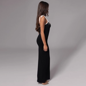 Vue de profil d'une robe moulante longue noire avec fines bretelles blanches et bordures chic