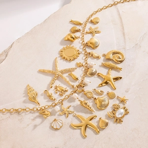 Goldenes Edelstahl-Armband mit Meeresanhängern wie Seestern, Muschel und Perlen