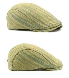 Détail de la casquette plate en jean délavé avec texture vintage jaune et verte