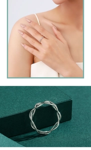 Détail de la bague en argent s925 au design creux irrégulier montrant l'effet porté