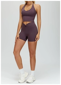 Détail d'un short de yoga violet taille haute avec ceinture croisée en V pour femme