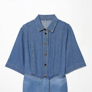 Blaues Jeans-Hemdkleid mit kurzen Ärmeln, Knopfleiste und Bindegürtel an der Taille
