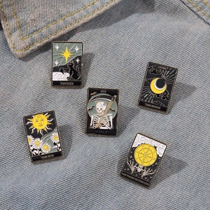 Set de 5 pin's Tarot en émail avec Soleil, Lune et Étoile sur veste en jean
